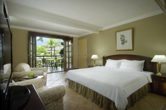 seychelles-berjaya-beauvallon-bay-chambre-deluxe  (© Vision Voyages TN / Berjaya Beauvallon Bay Resort and Casino)