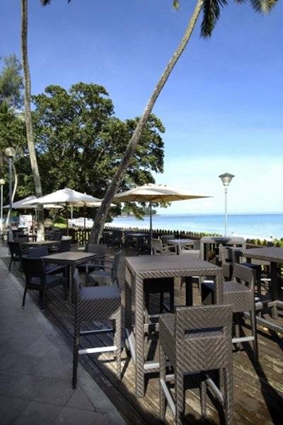 seychelles-berjaya-beauvallon-bay-pizzeria-dining-area  (© Vision Voyages TN / Berjaya Beauvallon Bay Resort and Casino)