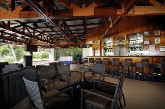 seychelles-berjaya-beauvallon-bay-silhouette-bar  (© Vision Voyages TN / Berjaya Beauvallon Bay Resort and Casino)