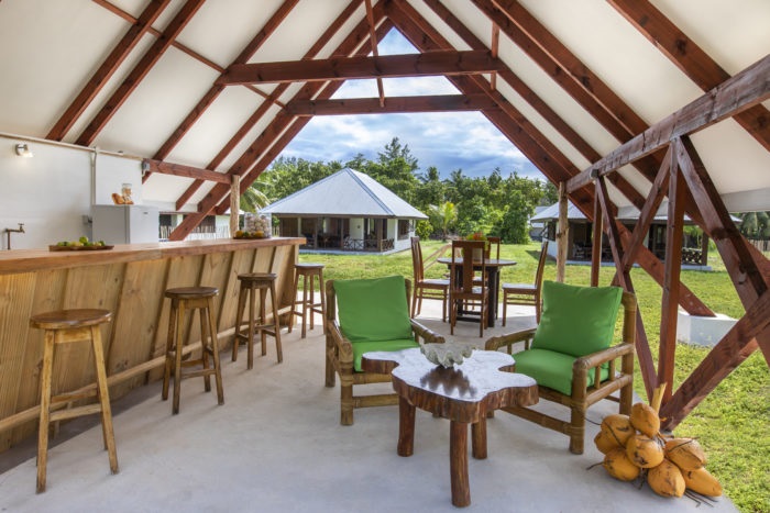 seychelles-booking-Kitchen-Dining-Lounge-interior-Bird-Island  (© Seychelles Booking)