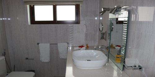 seychelles-booking-tamas-holiday-apartment-bathroom3  (© Seychelles Booking)