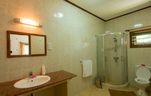 seychelles-la-digue-zerof-self-catering-apartment-bathroom-one-bedroom-apartment  (© Seychelles Booking)