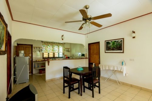 seychelles-la-digue-zerof-self-catering-apartment-dining-area-two-bedroom-apartment1  (© Seychelles Booking)