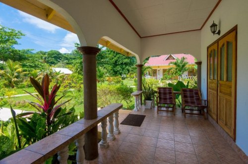 seychelles-la-digue-zerof-self-catering-apartment-veranda-three-bedroom-apartment  (© Seychelles Booking)