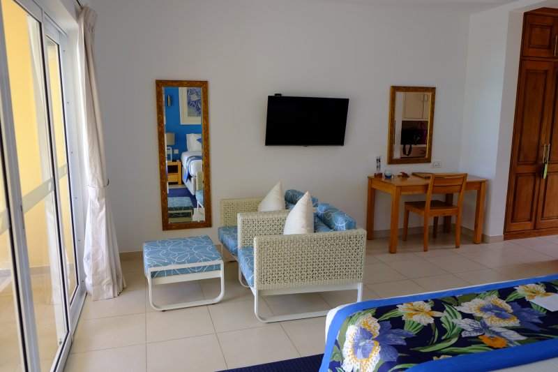 seychelles-praslin-acajou-beach-resort-deluxe-room-10  (© Seychelles Booking)
