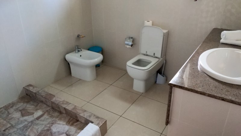 seychelles-praslin-casadani-luxury-appartement-bathroom  (© Seychelles Booking)