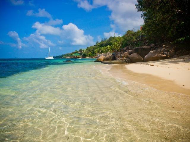 seychelles-praslin-coco-de-mer-plage  (© Vision Voyages TN / Coco de Mer)