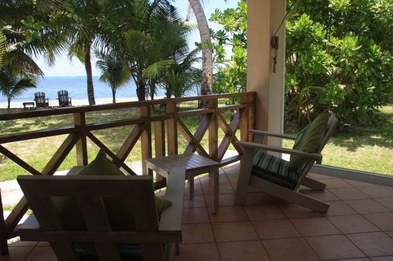 seychelles-praslin-indian-ocean-lodge-chambre-standard-terrasse2  (© Seychelles Booking)